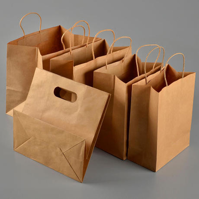 Os encarregados do envio da correspondência da bolha do papel de embalagem que enviam materiais de embalagem das fontes envolvem sacos